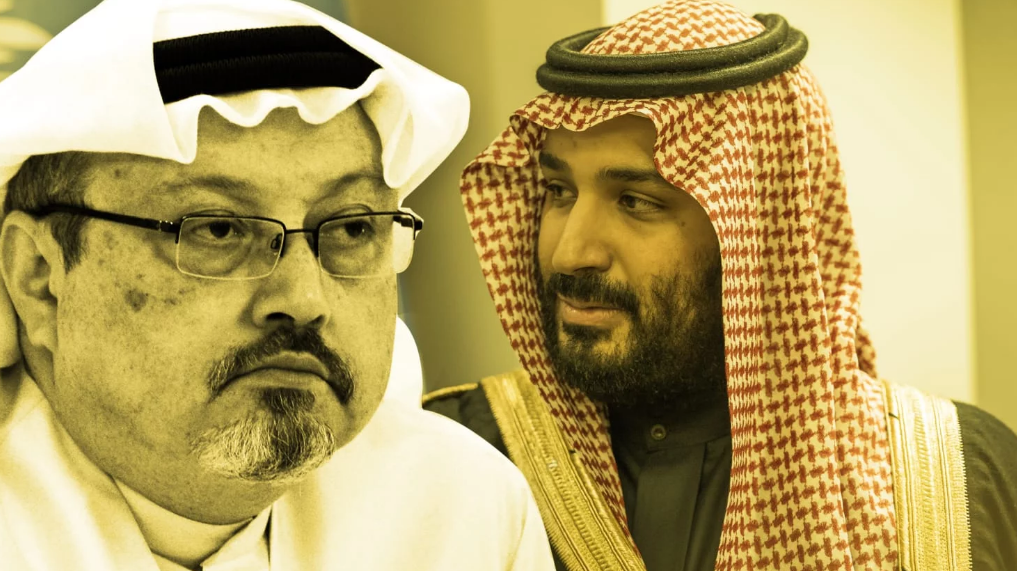 El periodista Jamal Khashoggi (Izq) y el príncipe heredero de la corona de Arabia Saudita, Mohammed bin Salman