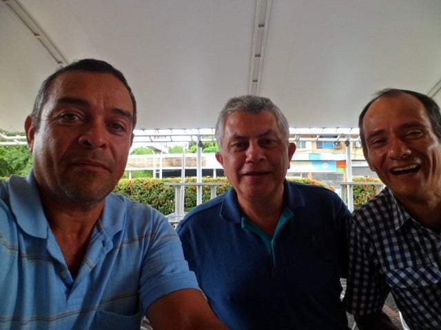 Carlos Paredes (izq), acompañado por el ex candidato presidencial Reinaldo Quijada (al centro), de la UPP-89 y otro miembro del equipo, Wilmer Briceño.