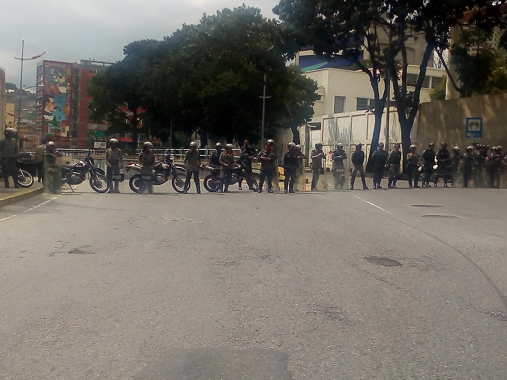 policía nacional bolivariana cerrando entrada a la Av. Bolívar