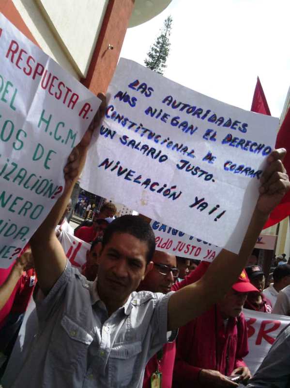 TRABAJADORES PROTESTAN CONTRA LOS LINEAMIENTOS DEL MINISTERIO DEL TRABAJO