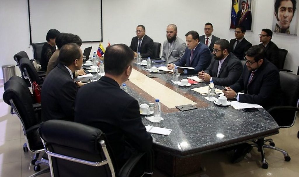El ministro de Finanzas, Simón Zerpa, sostuvo una reunión con representantes financieros del gigante asiático.