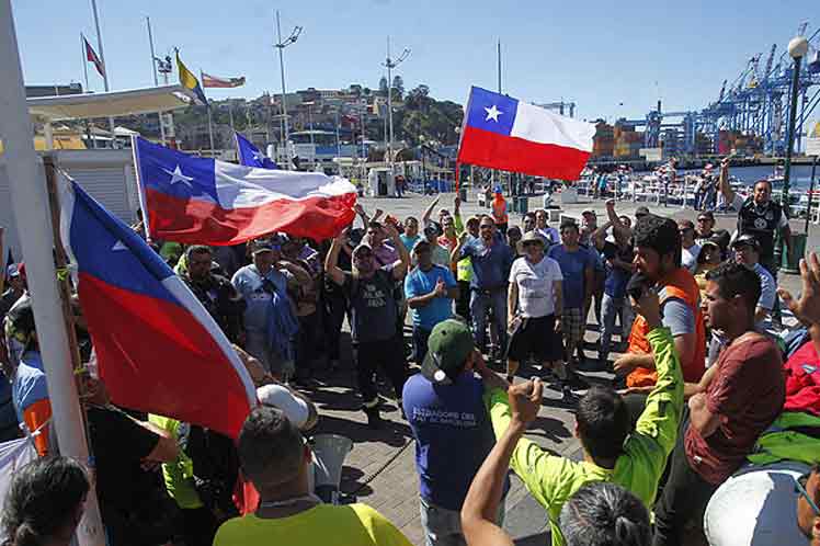 Paro de portuarios chilenos se agudiza