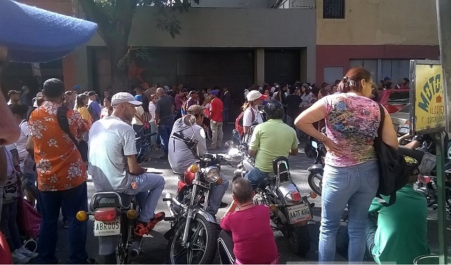 Trabajadores de la Alcaldía de Libertador, Caracas, a la espera por largas horas del pernil y otros beneficios navideños que no llegaron en las condiciones esperadas