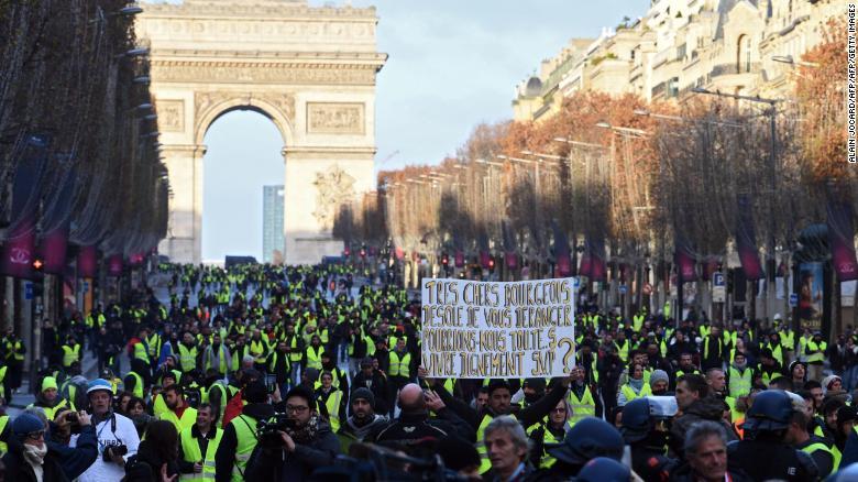 "chalecos amarillos" protestan en París