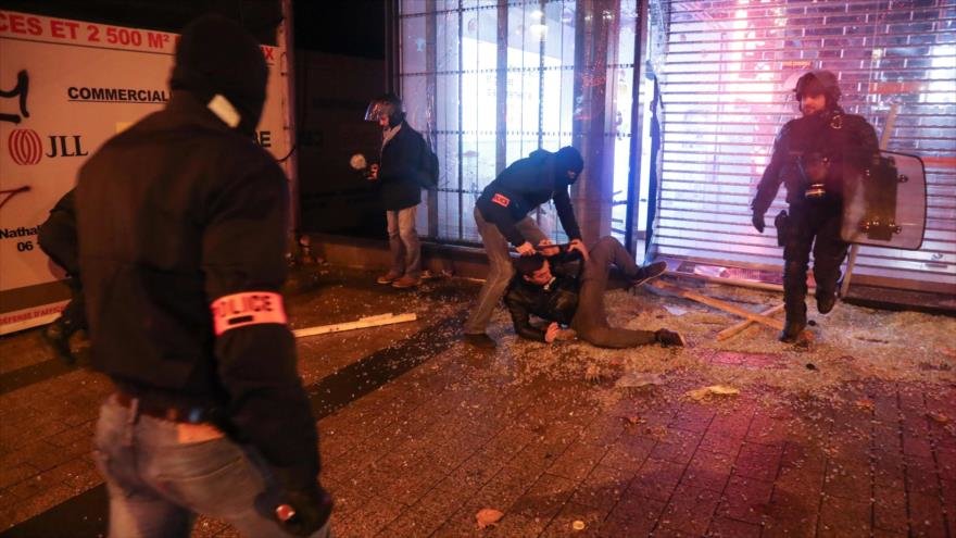 Policía francesa detiene a un hombre durante una manifestación de los llamados chalecos amarillos en París