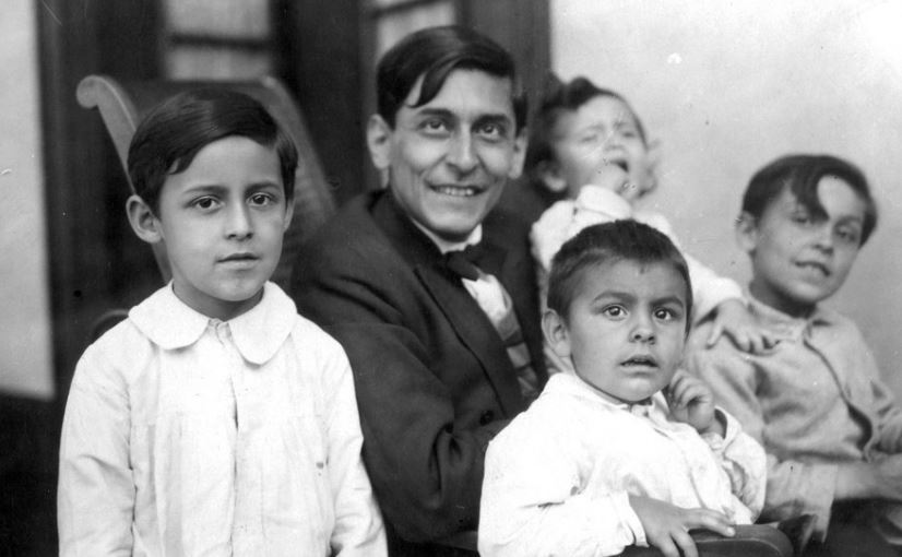José Carlos Mariátegui con sus hijos unos meses antes de su muerte