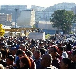 Protesta de trabajadores del Metro de Caracas molestos por incumplimiento en la cantidad y precio del pernil ofrecido
