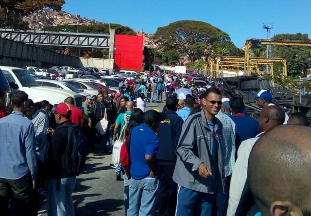Trabajadores del Metro de CCS protestan por incumplimiento en la entrega de perniles ofrecidos