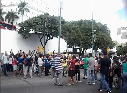 Protesta comunitaria frente a Miraflores: ¡Pernil, juguetes, agua y gas!, son las consignas de estos días