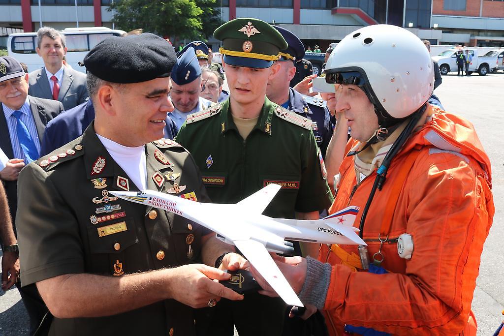 Ministro Padrino López conversa con uno de los pilotos rusos del Tupolev Tu-160 de visita en Venezuela