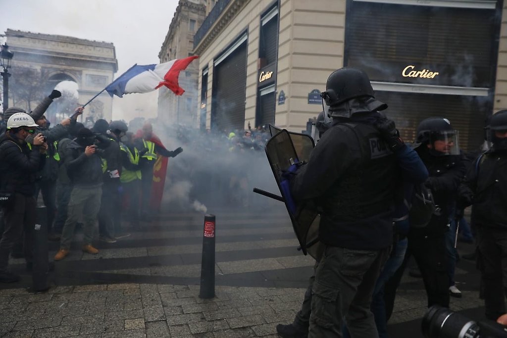 Protesta de los chalecos amarillos en París: disturbios, uso de gas lacrimógeno y cientos de detenidos