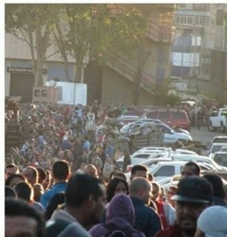 Av San Martín, presencia tumultuosa de vecinos en protesta, cerca de Angelitos, en la parroquia San Juan