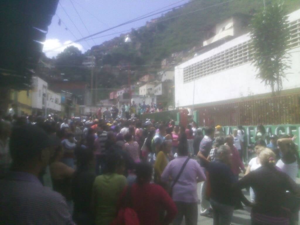 La Vega. Asamblea de vecinos en Los Canjilones, junto a la escuela Vicente Emilio Sojo