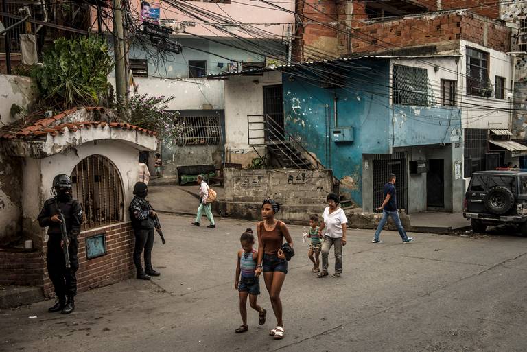 Dos militares patrullan en una calle de Petare, un barrio pobre de Caracas, el 25 d enero del 2019.