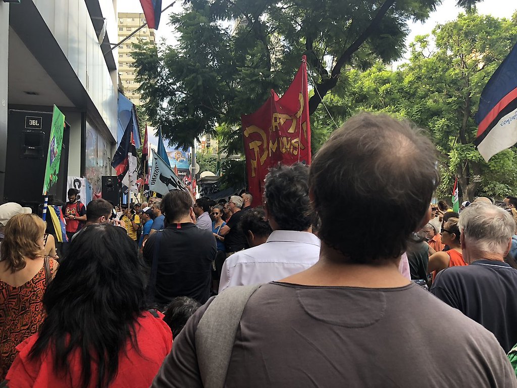 Argentinos manifiestan apoyo frente a Embajada de Venezuela