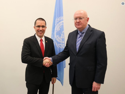 Anterior a este encuentro, Arreaza (i) sostuvo un encuentro con el Secretario General de las Naciones Unidas, Antonio Guterres, durante el que denunció el Golpe de Estado en marcha que mantiene EE.UU. contra Venezuela.