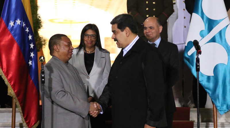 el secretario general de la OPEP, Mohammad Barkindo, en el Palacio de Miraflores en Caracas.