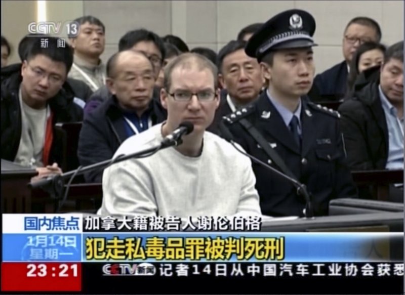 Captura de pantalla de la televisora china china CCTV, muestra al canadiense Robert Lloyd Schellenberg, asistiendo a su nuevo juicio