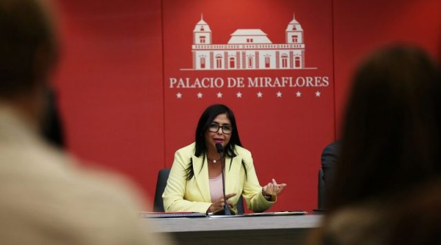 la vicepresidenta de la República Bolivariana Delcy Rodríguez.