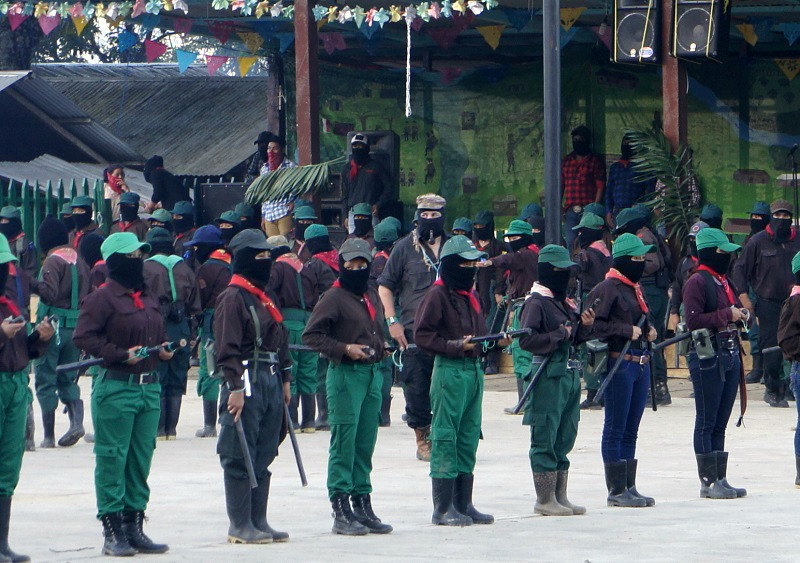 Subcomandante Marcos dirige parada militar