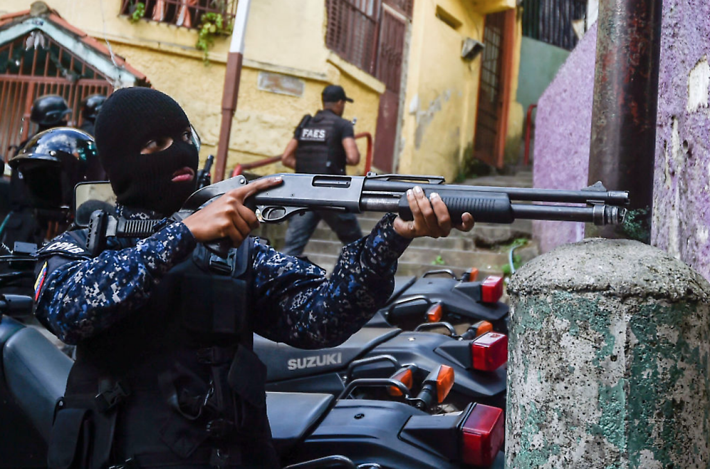 Funcionario del FAES en un barrio de Caracas