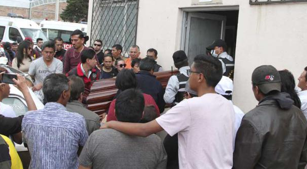 momento en que los familiares y amigos recibían en la morgue de Ibarra el cuerpo de la joven