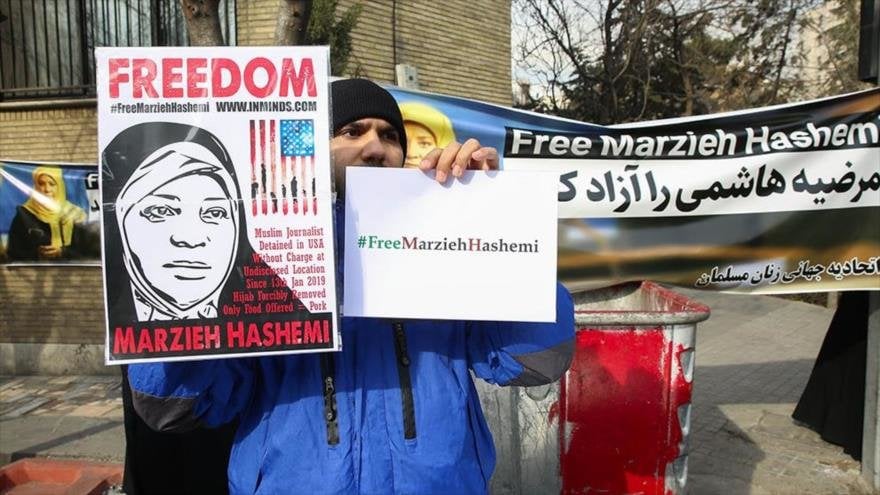 n ciudadano iraní frente a la embajada de Suiza por la detención de la periodista de Press TV Marzie Hashemi