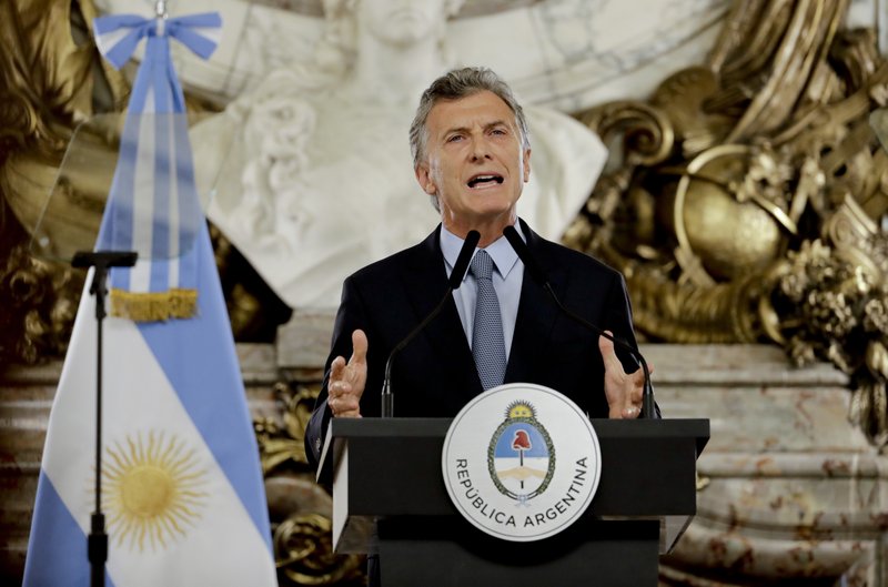 El presidente argentino Mauricio Macri, anunciando el decreto