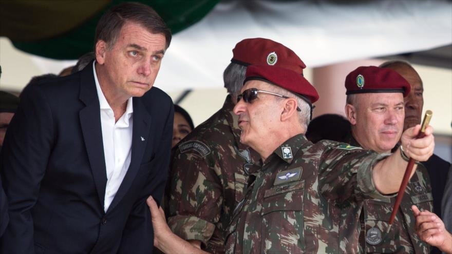Un general del Ejército brasileño, Luiz Eduardo Ramos Baptista Pereira, habla con el presidente Jair Bolsonaro