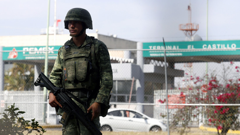 Soldado mexicano custodia instalación de Pemex