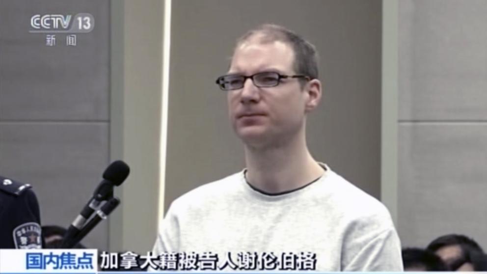 El canadiense Robert Lloyd Schellenberg atiende a su juicio en Dalian, en el noreste de China.