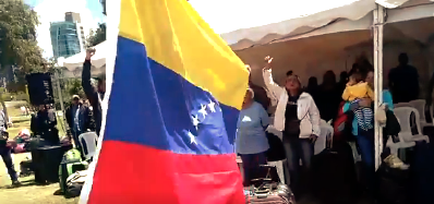 Venezolanos ondearon con orgullo la bandera de venezuela, mientras cantaban el himno nacional, antes de salir de Ecuador