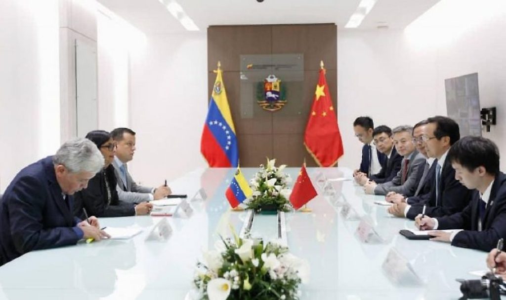 La vicepresidenta Ejecutiva de la República, Delcy Rodríguez, sostuvo una reunión bilateral de alto nivel con la delegación china.