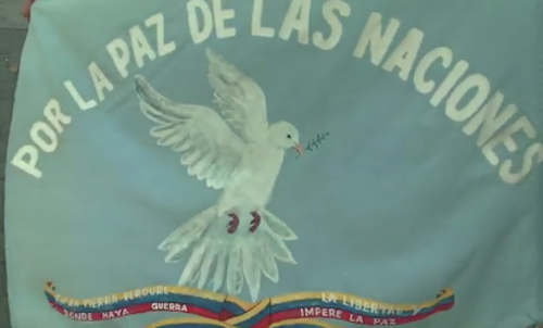 Por la Paz de las Naciones, bandera diseñada por uno de nuestros entrevistados, activista por La Paz,  el señor Luis Miguel Mendoza