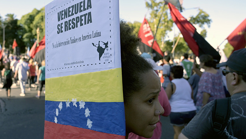 Manifestación a favor de Nicolás Maduro y contra el intervencionismo en la embajada de EE.UU. en Argentina, 18 de febrero de 2019.