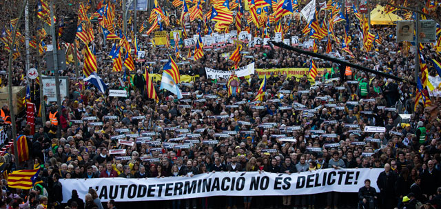 De acuerdo con cifras oficiales, 200 mil personas acudieron este sábado a la marcha convocada por los partidos secesionistas y el gobierno catalán, presidido por Quim Torra, en protesta por la "farsa del juicio" abierto que se realiza en el Tribunal Supremo español contra los 12 líderes que llevaron a cabo la declaración unilateral de independencia de Cataluña, en octubre de 2017. 
