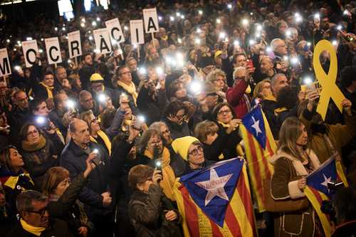 Cientos de miles de manifestantes pro independencia se reunieron en la Plaza Cataluña, en Barcelona. 