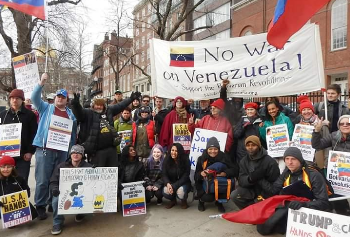 Acto de solidaridad con Venezuela en Boston, no a la guerra dice la pancarta