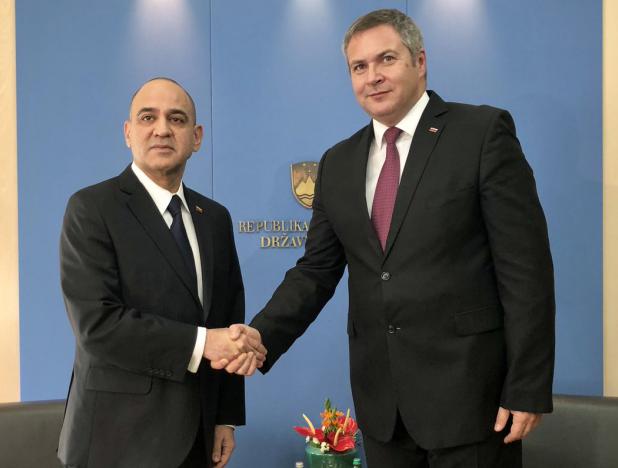 Embajador de Venezuela en Austria, Jesse Chacón junto al presidente del parlamento esloveno, Dejan Židan.