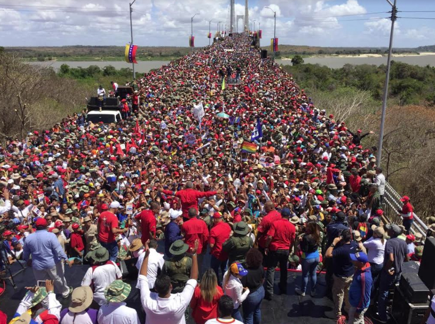 Inmensa marcha-concentración del pueblo chavista del Estado Bolívar sobre el Puente Angostura.