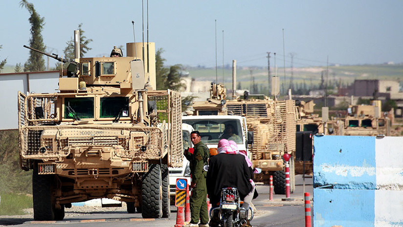 Convoy de vehículos de la coalición antiterrorista en la localidad de Manbij (Siria)