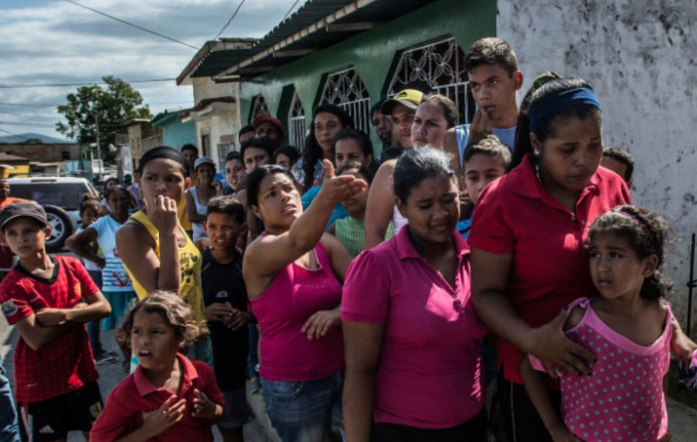 Venezolanos hacen cola para comprar comida en Cumaná.