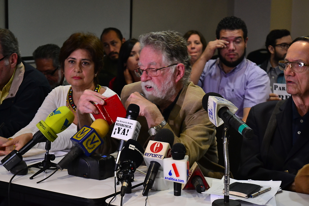 Edgardo Lander, da a conocer el documento de la Plataforma por el Referéndum Consultivo, en medio de Oly Millán y de Gustavo Márquez