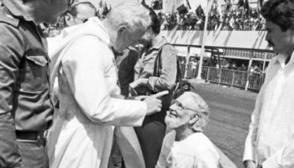 Ernesto Cardenal, fue reprendido humillado públicamente en persona por Juan Pablo II en marzo de 1983 y suspendido “a divinis” por su compromiso con los sandinistas de Nicaragua