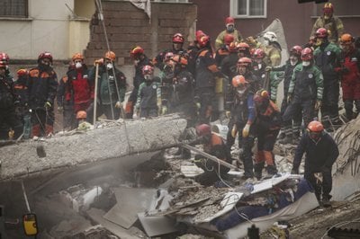 Socorristas en búsqueda de sobrevivientes atrapados bajo los escombros del edificio derrumbado en Estambul
