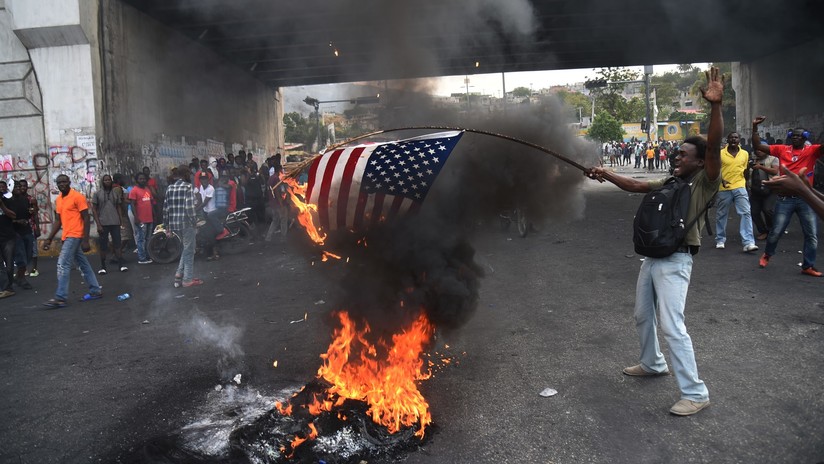 Manifestantes en Haití queman bandera de EEUU