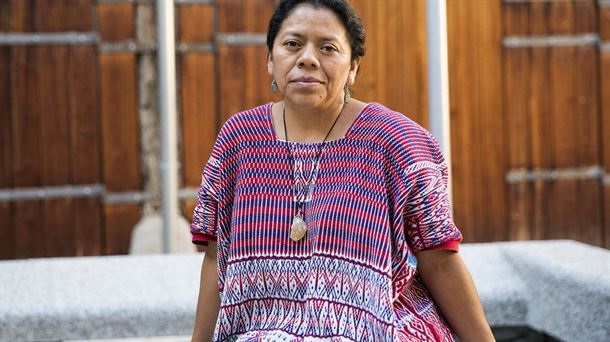 La galardonada indígena guatemalteca Aura Lolita Chávez, lideresa del Consejo de Pueblos K’iche’s, se ha visto forzada a refugiarse en España por las amenazas de muerte y agresiones, debido a su lucha contra las actividades de grupos empresariales que afectan el ambiente y los territorios indígenas en su país. 
