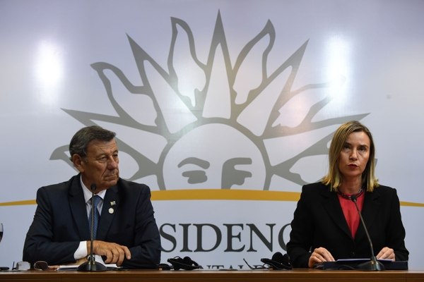 El Ministro uruguayo de Asuntos Exteriores, Rodolfo Nin Novoa (izquierda) y el Alto Representante de la Unión Europea para Asuntos Exteriores y Política de Seguridad, Federica Mogherini