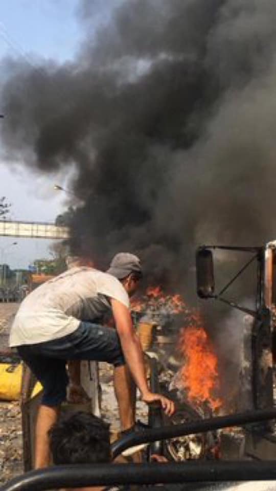 En el lado de la frontera colombiana quemaron gandolas con "ayuda humanitaria"
