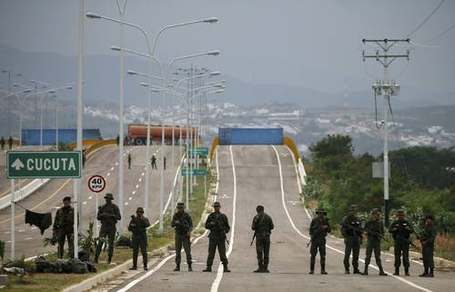 Soldados del Ejército Bolivariano de Venezuela montan guardia en el puente internacional Las Tienditas que une a Colombia con Venezuela